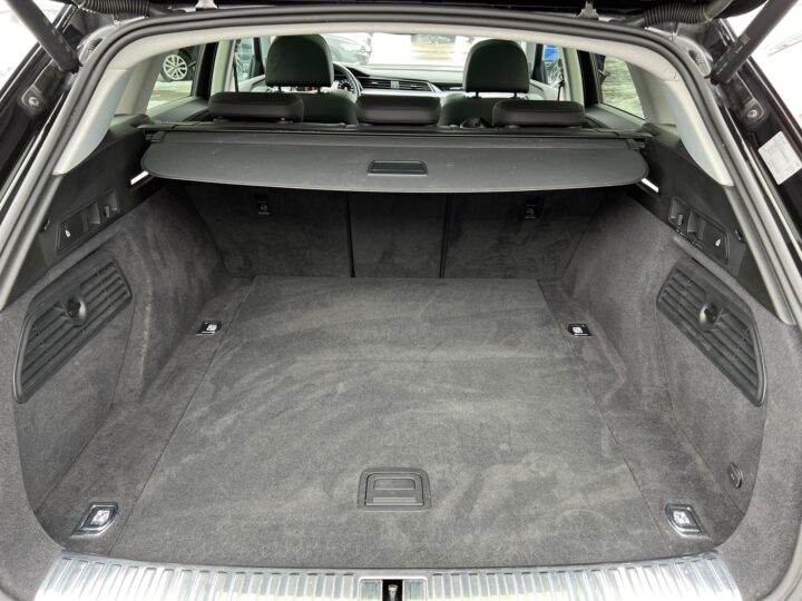 Abbildung Fahrzeugdetailansicht Audi e-tron - Nr. 14