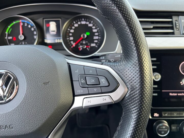 Abbildung Fahrzeugdetailansicht Volkswagen Passat Variant - Nr. 40