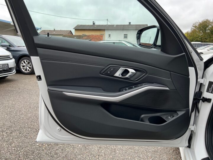 Abbildung Fahrzeugdetailansicht BMW 318 - Nr. 30