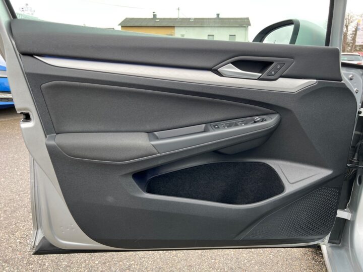 Abbildung Fahrzeugdetailansicht Volkswagen Golf Variant - Nr. 29