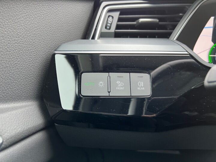 Abbildung Fahrzeugdetailansicht Audi e-tron - Nr. 43