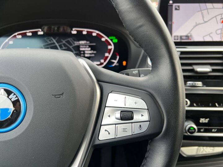 Abbildung Fahrzeugdetailansicht BMW iX3 - Nr. 40