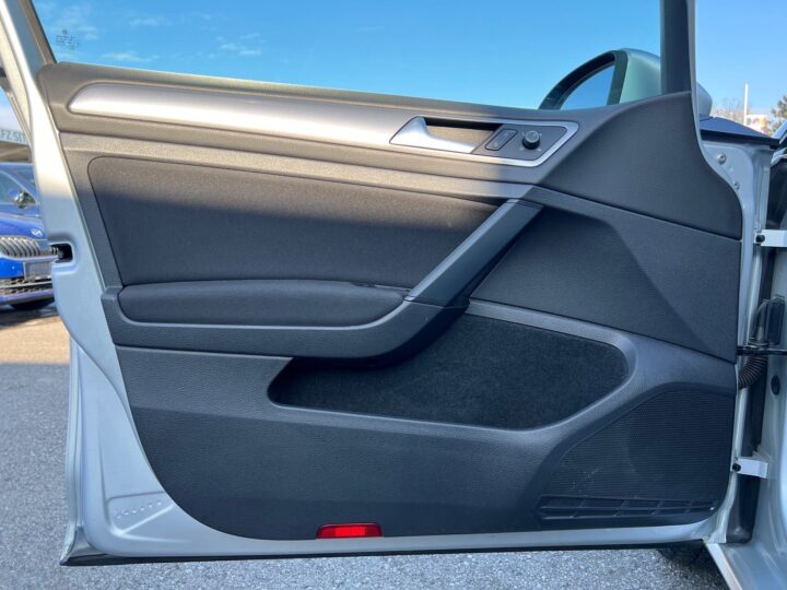 Abbildung Fahrzeugdetailansicht Volkswagen Golf Variant - Nr. 29