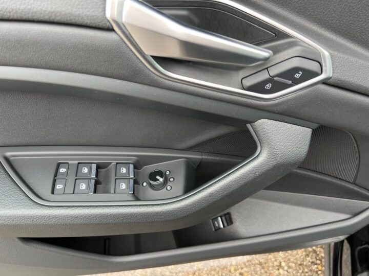 Abbildung Fahrzeugdetailansicht Audi e-tron - Nr. 31