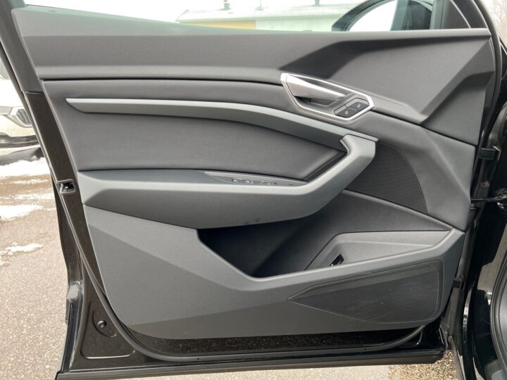 Abbildung Fahrzeugdetailansicht Audi e-tron - Nr. 29