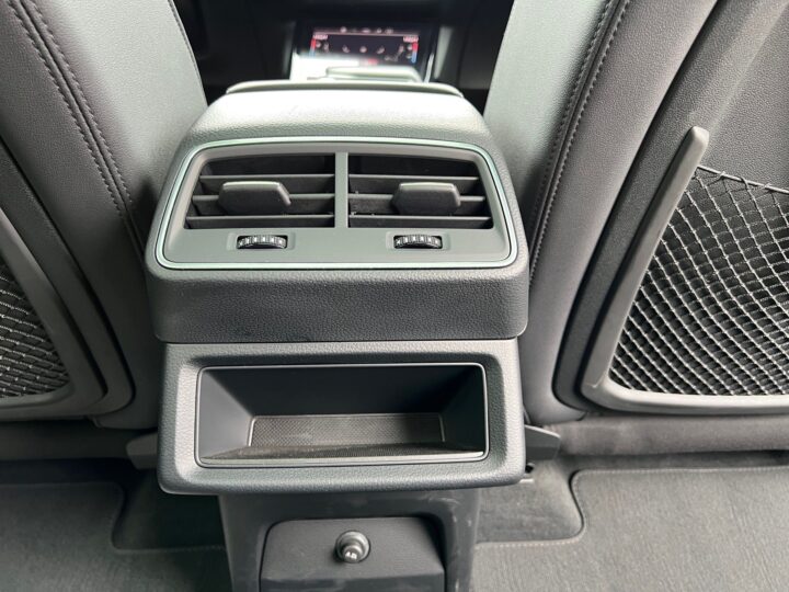 Abbildung Fahrzeugdetailansicht Audi e-tron - Nr. 33