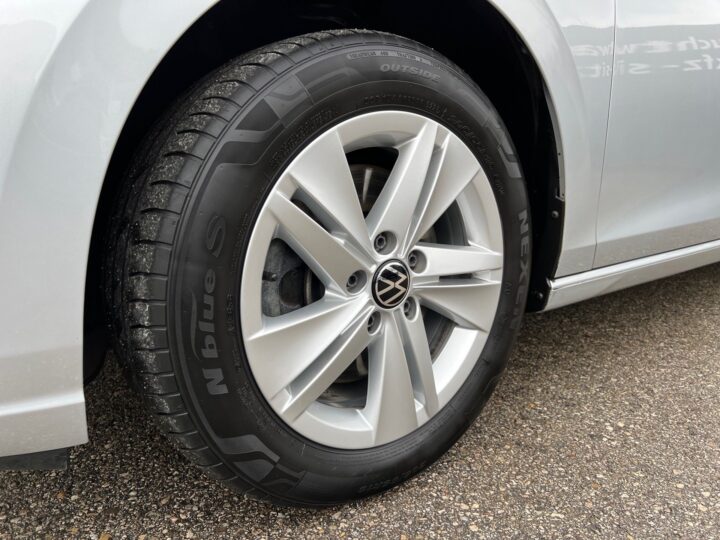 Abbildung Fahrzeugdetailansicht Volkswagen Golf Variant - Nr. 35