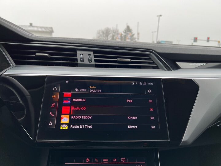 Abbildung Fahrzeugdetailansicht Audi e-tron - Nr. 17