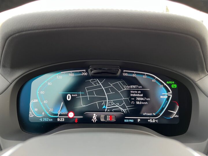 Abbildung Fahrzeugdetailansicht BMW iX3 - Nr. 16