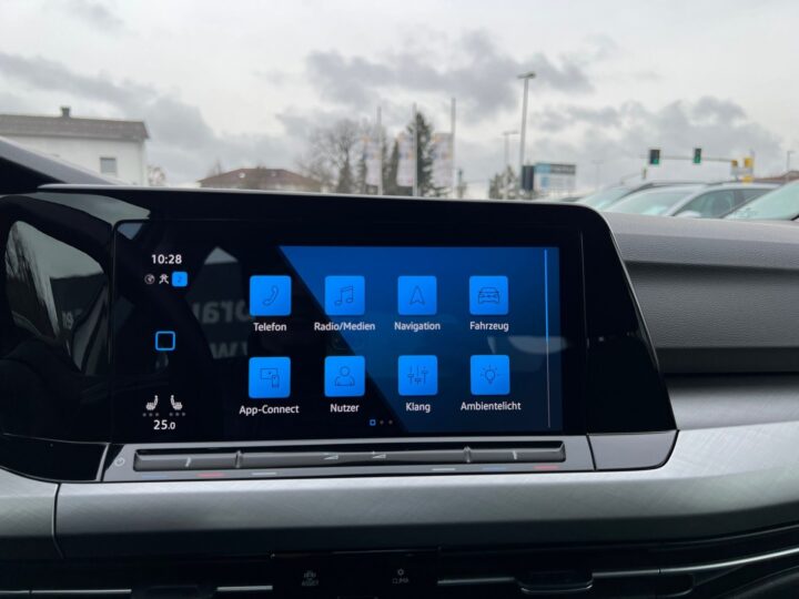 Abbildung Fahrzeugdetailansicht Volkswagen Golf Variant - Nr. 17