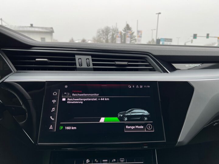 Abbildung Fahrzeugdetailansicht Audi e-tron - Nr. 19