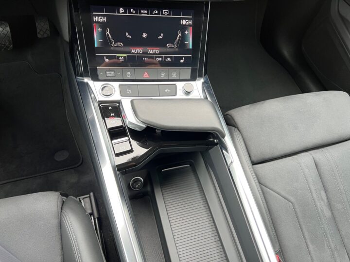 Abbildung Fahrzeugdetailansicht Audi e-tron - Nr. 27