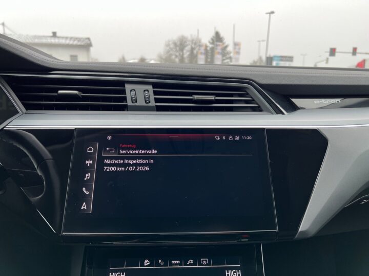 Abbildung Fahrzeugdetailansicht Audi e-tron - Nr. 21