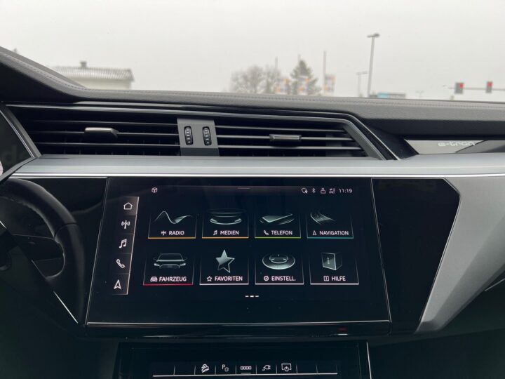 Abbildung Fahrzeugdetailansicht Audi e-tron - Nr. 16