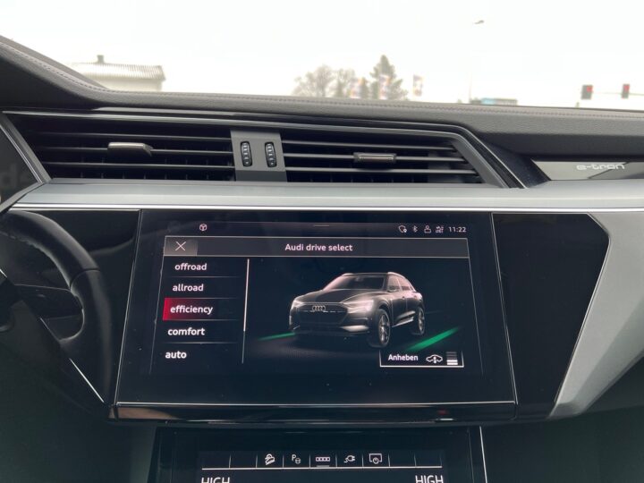 Abbildung Fahrzeugdetailansicht Audi e-tron - Nr. 25