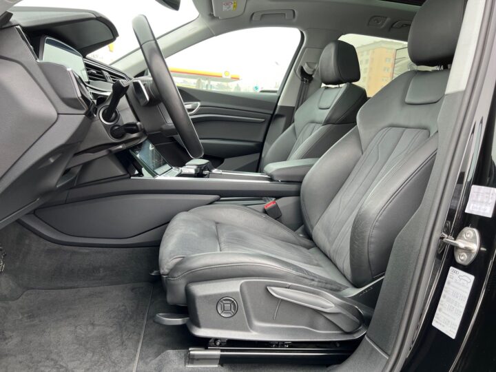 Abbildung Fahrzeugdetailansicht Audi e-tron - Nr. 12