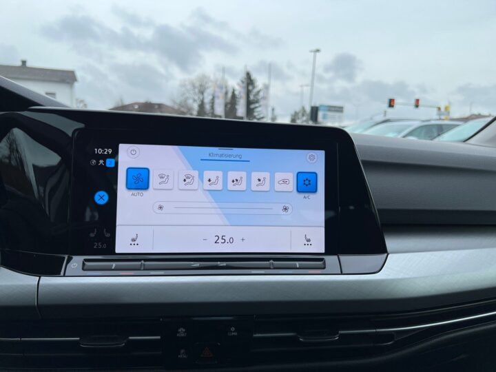 Abbildung Fahrzeugdetailansicht Volkswagen Golf Variant - Nr. 23