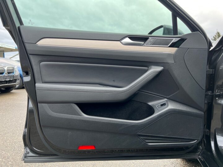 Abbildung Fahrzeugdetailansicht Volkswagen Passat Variant - Nr. 30