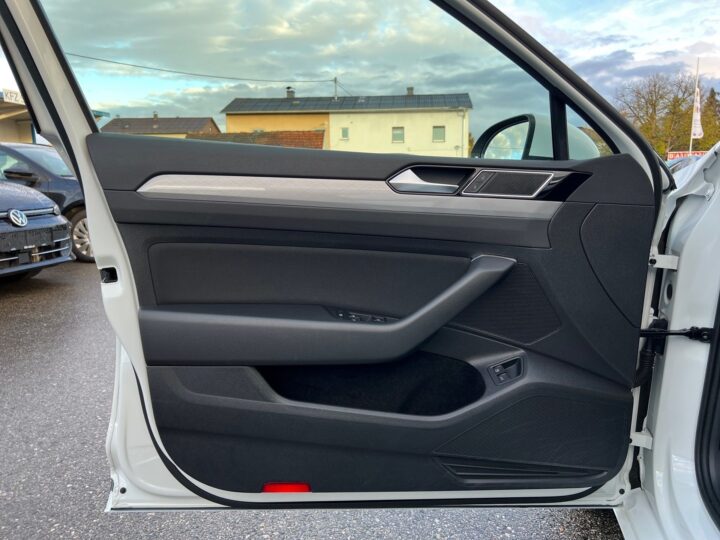 Abbildung Fahrzeugdetailansicht Volkswagen Passat Variant - Nr. 30