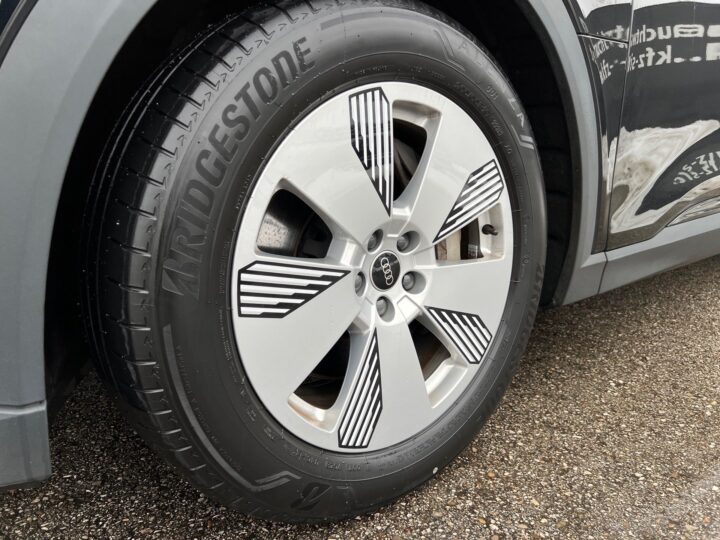 Abbildung Fahrzeugdetailansicht Audi e-tron - Nr. 36