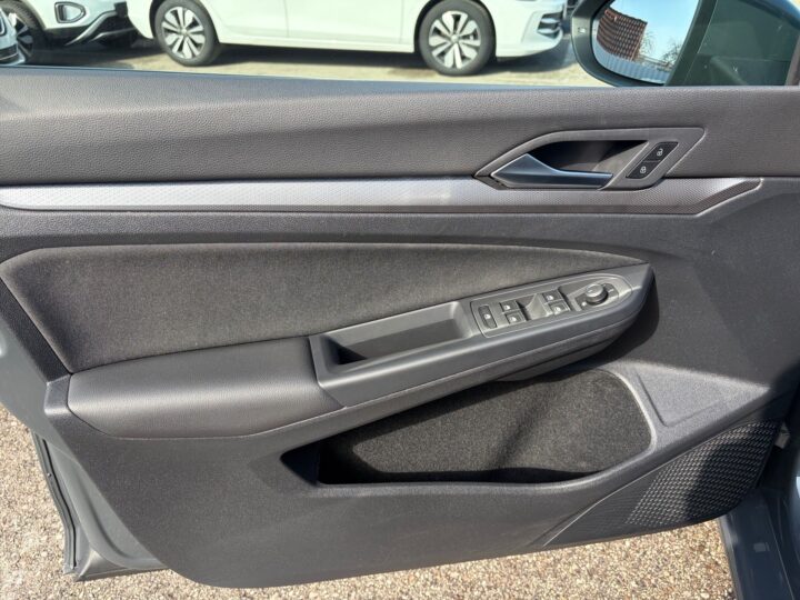 Abbildung Fahrzeugdetailansicht Volkswagen Golf - Nr. 30