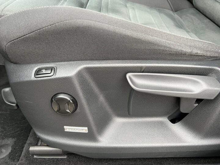 Abbildung Fahrzeugdetailansicht Volkswagen Touran - Nr. 30