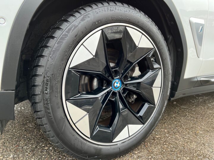 Abbildung Fahrzeugdetailansicht BMW iX3 - Nr. 36