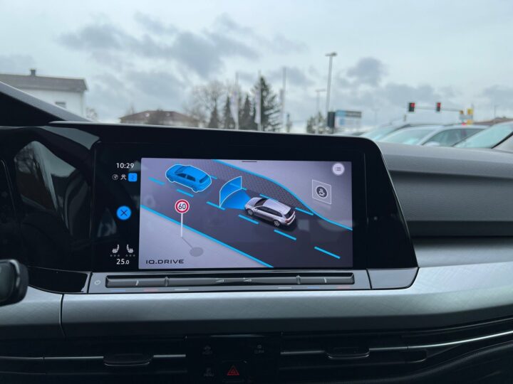 Abbildung Fahrzeugdetailansicht Volkswagen Golf Variant - Nr. 22