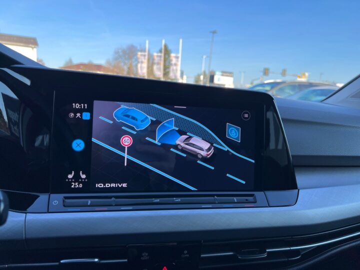 Abbildung Fahrzeugdetailansicht Volkswagen Golf Variant - Nr. 23