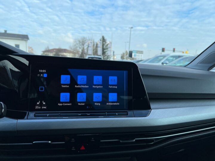 Abbildung Fahrzeugdetailansicht Volkswagen Golf Variant - Nr. 17