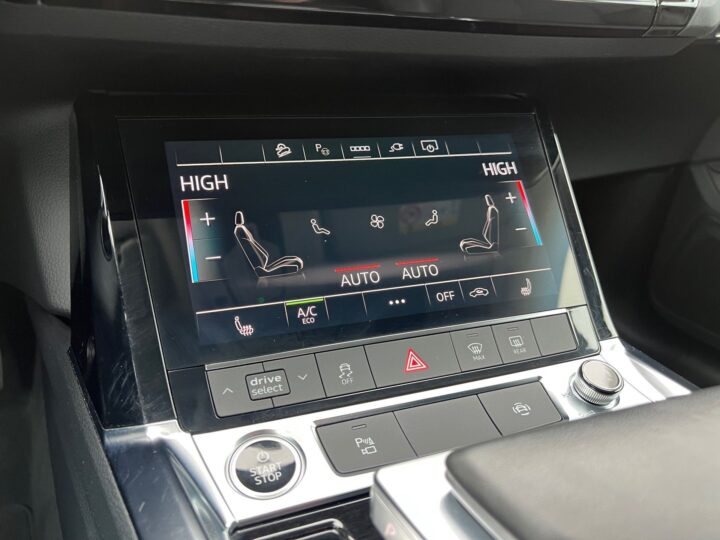 Abbildung Fahrzeugdetailansicht Audi e-tron - Nr. 26