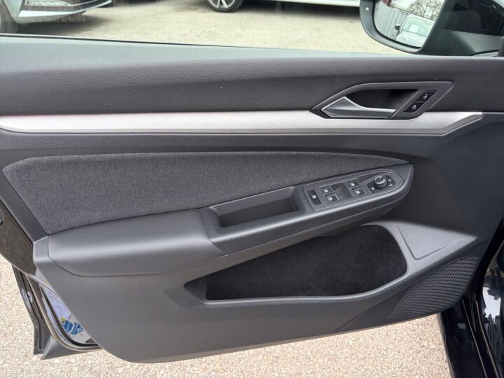 Abbildung Fahrzeugdetailansicht Volkswagen Golf Variant - Nr. 29