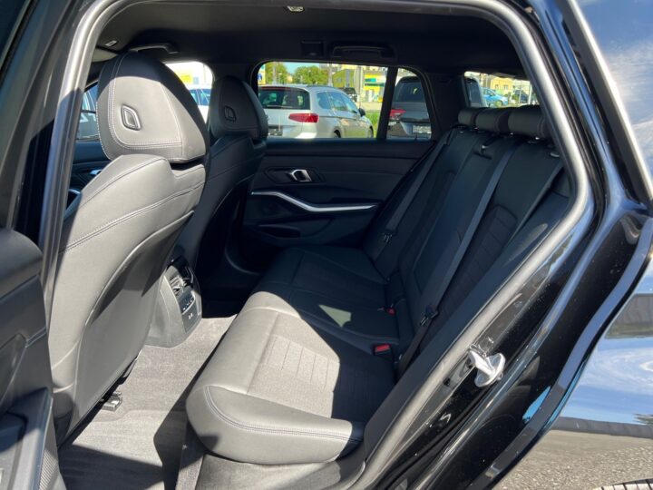 Abbildung Fahrzeugdetailansicht BMW 320 - Nr. 13