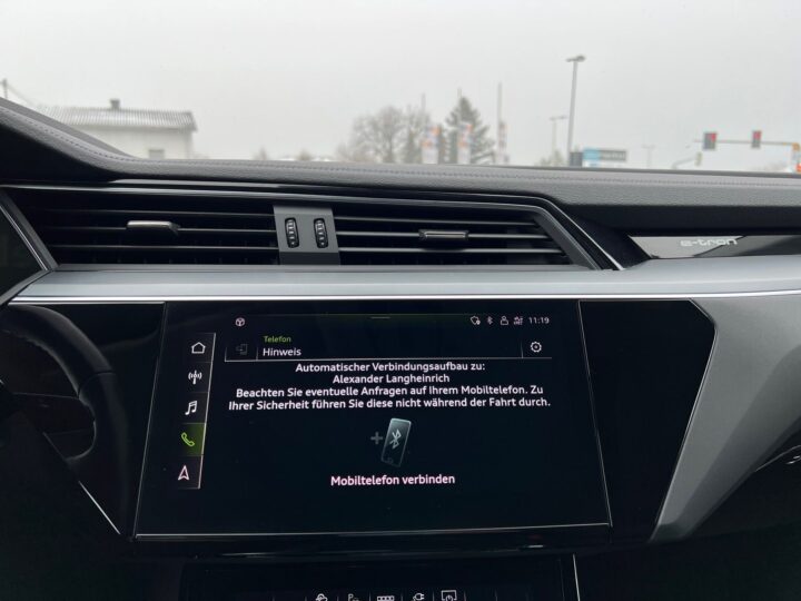 Abbildung Fahrzeugdetailansicht Audi e-tron - Nr. 18