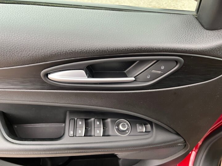 Abbildung Fahrzeugdetailansicht Alfa Romeo Stelvio - Nr. 28