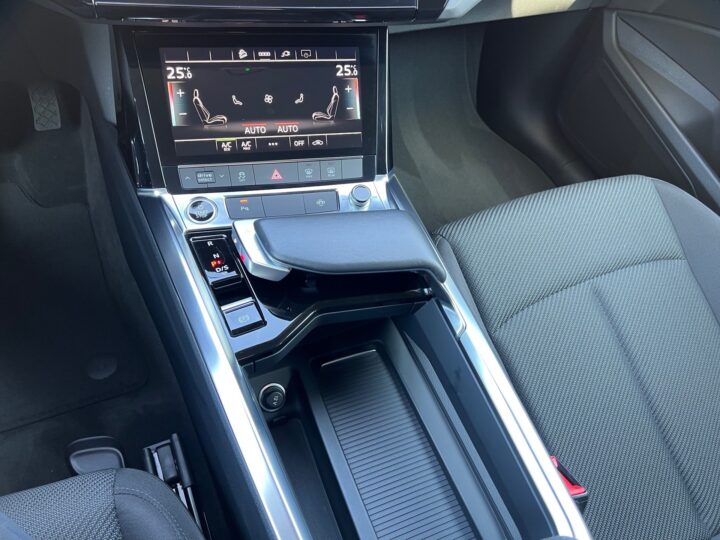 Abbildung Fahrzeugdetailansicht Audi e-tron - Nr. 29