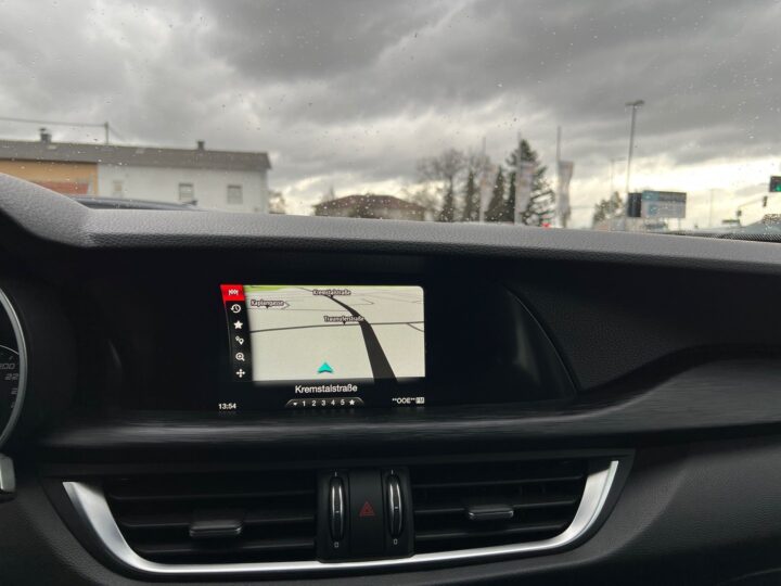 Abbildung Fahrzeugdetailansicht Alfa Romeo Stelvio - Nr. 22