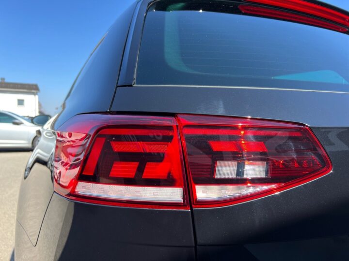 Abbildung Fahrzeugdetailansicht Volkswagen Passat Variant - Nr. 38