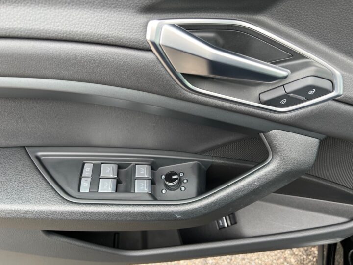 Abbildung Fahrzeugdetailansicht Audi e-tron - Nr. 31