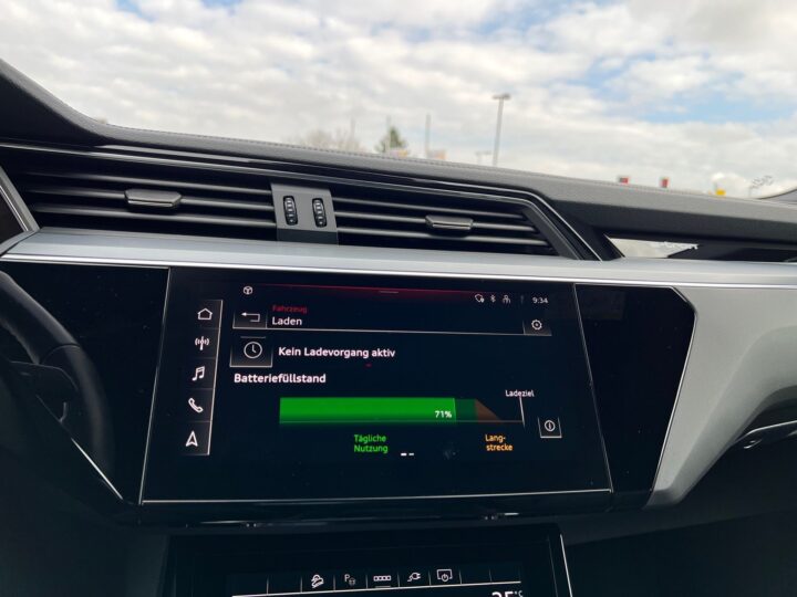 Abbildung Fahrzeugdetailansicht Audi e-tron - Nr. 24