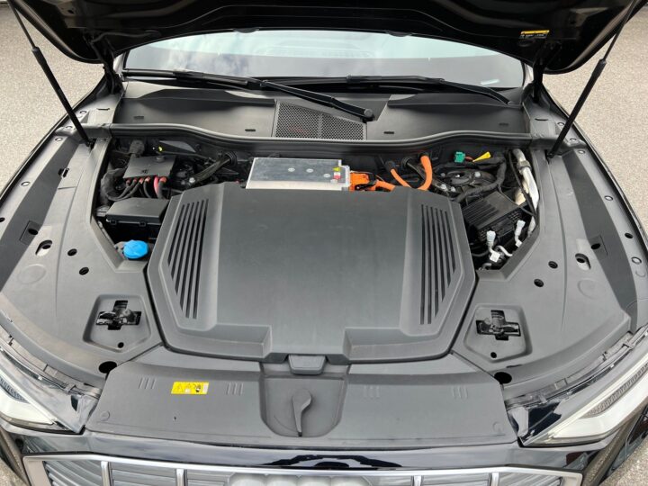 Abbildung Fahrzeugdetailansicht Audi e-tron - Nr. 34