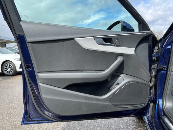 Abbildung Fahrzeugdetailansicht Audi A4 - Nr. 26