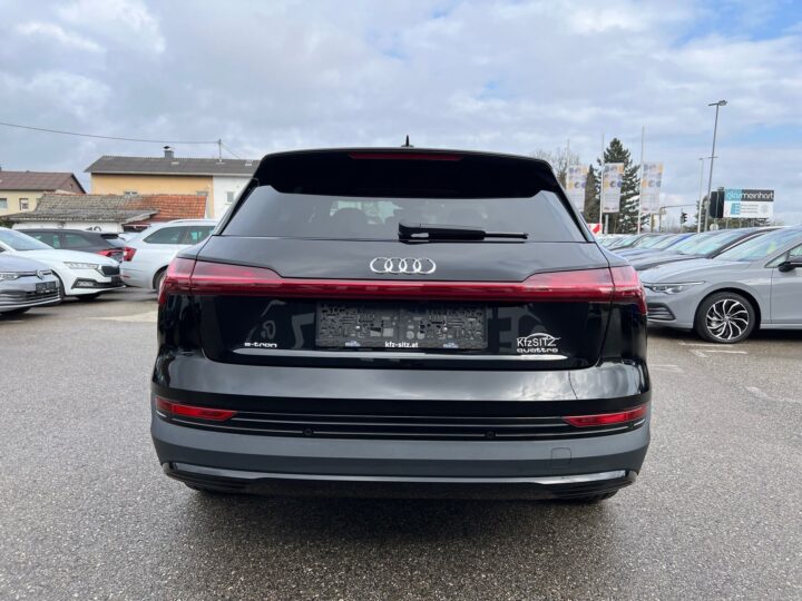 Abbildung Fahrzeugdetailansicht Audi e-tron - Nr. 3