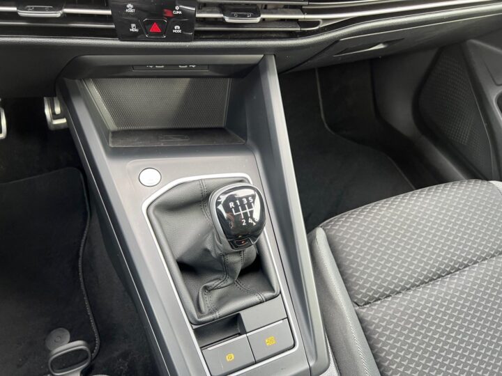 Abbildung Fahrzeugdetailansicht Volkswagen Golf - Nr. 28