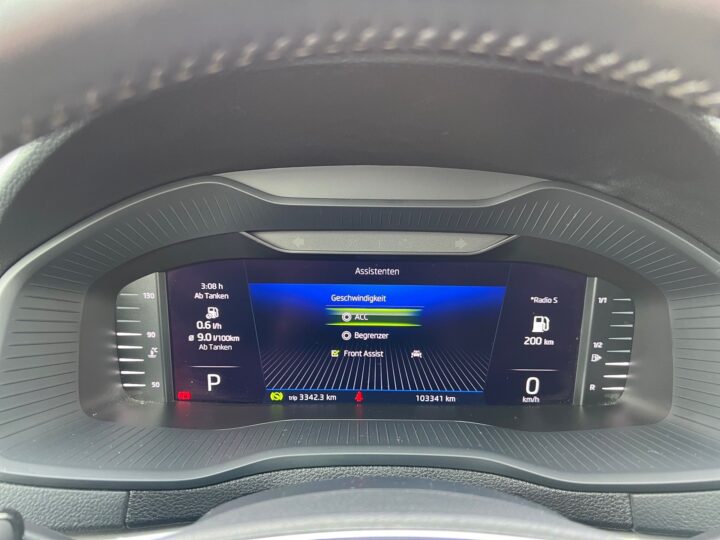 Abbildung Fahrzeugdetailansicht Skoda Karoq - Nr. 17