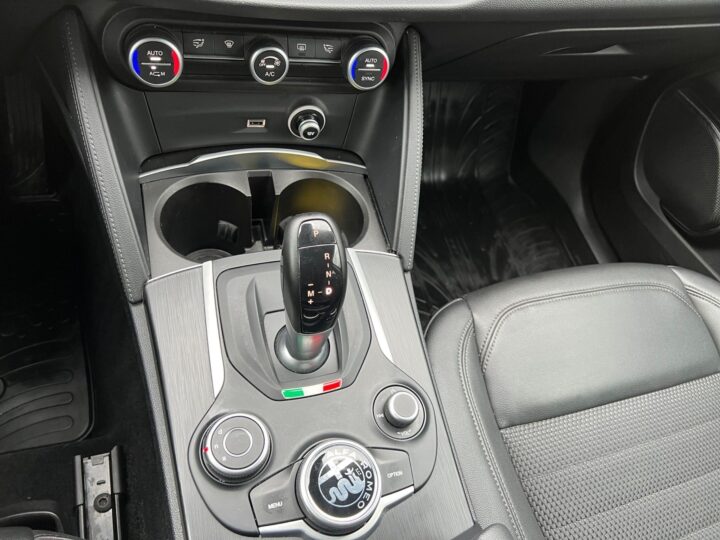 Abbildung Fahrzeugdetailansicht Alfa Romeo Stelvio - Nr. 26