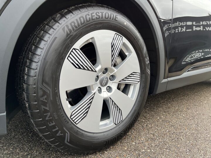 Abbildung Fahrzeugdetailansicht Audi e-tron - Nr. 36