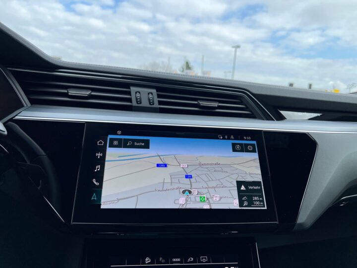 Abbildung Fahrzeugdetailansicht Audi e-tron - Nr. 22