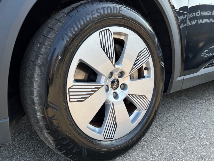 Abbildung Fahrzeugdetailansicht Audi e-tron - Nr. 37