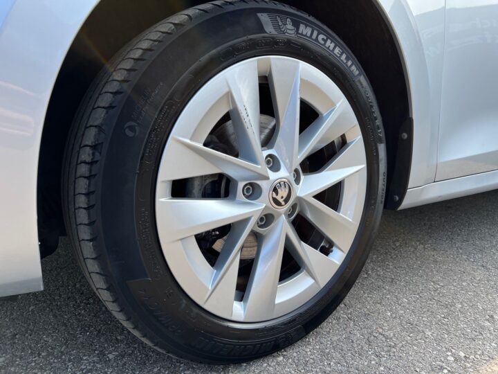 Abbildung Fahrzeugdetailansicht Skoda Octavia - Nr. 37